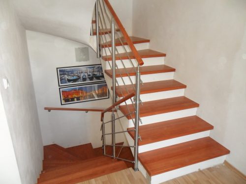 Schody s kovovým zábradlím