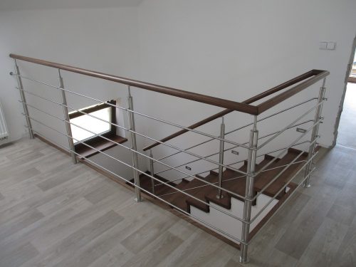 Masivní dřevěné schodiště s kovovým zábradlím