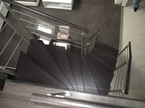 Dřevěné schodiště s kovovým zábradlím