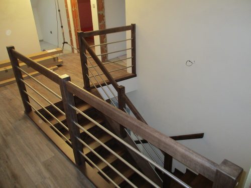 Dřevěné schodiště s kovovým zábradlím