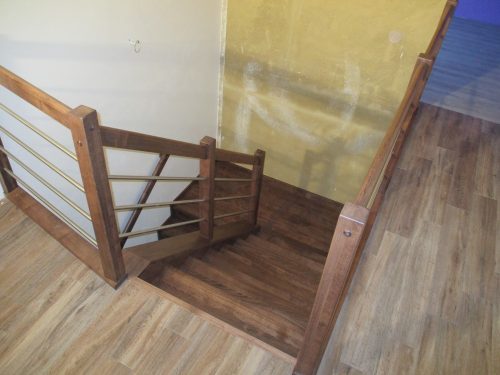 Dřevěné schodiště s kovovým zábradlím