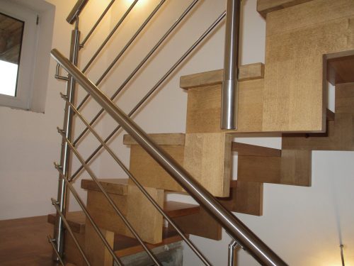 Dřevěné schodiště s kovovým zábradlím