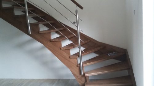 Dřevěné schodiště s kovovým zábradlím