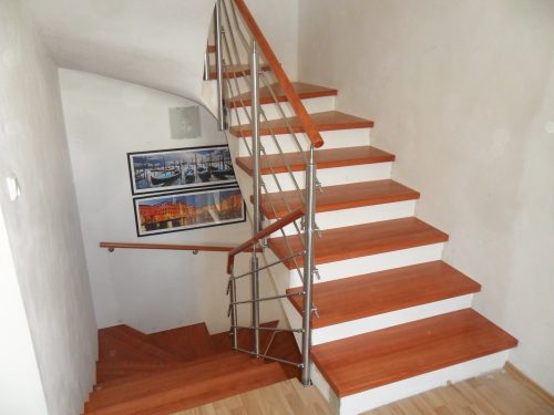 Dřevěné schodiště s kovovým zábradlím