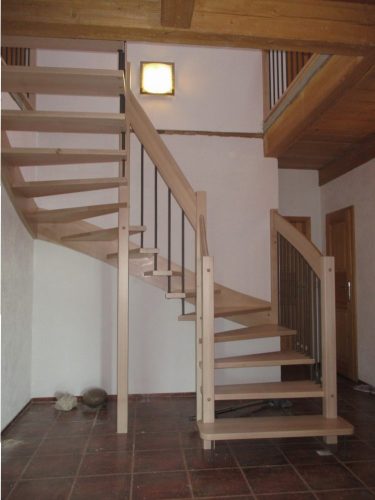 Schodiště s kovovým zábradlím