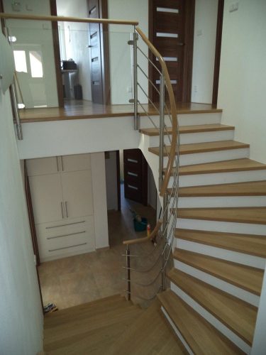 Moderní schodiště s kovovým zábradlím