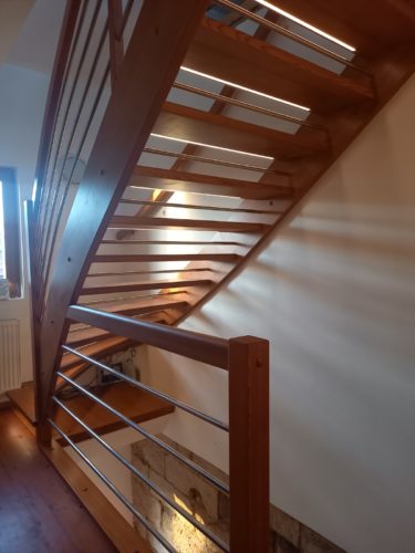 Schody s kovovým zábradlím
